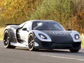 Компания Porsche вывела на дороги гибридный суперкар